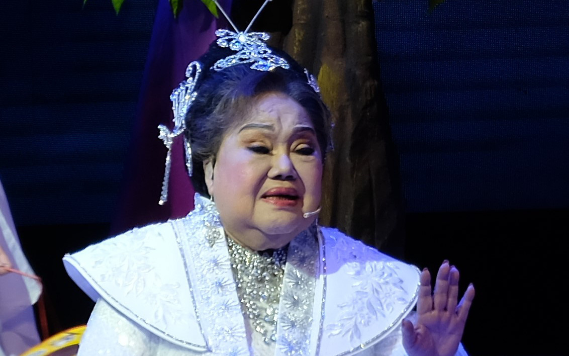 Tết này, Hoài Linh vừa làm đạo diễn kịch vừa bốc số lộc may mắn cho khán giả- Ảnh 5. Ngọc Giàu, Hoài Linh xuất hiện trên sân khấu Huỳnh Long, Bình Tinh quá tâm huyết