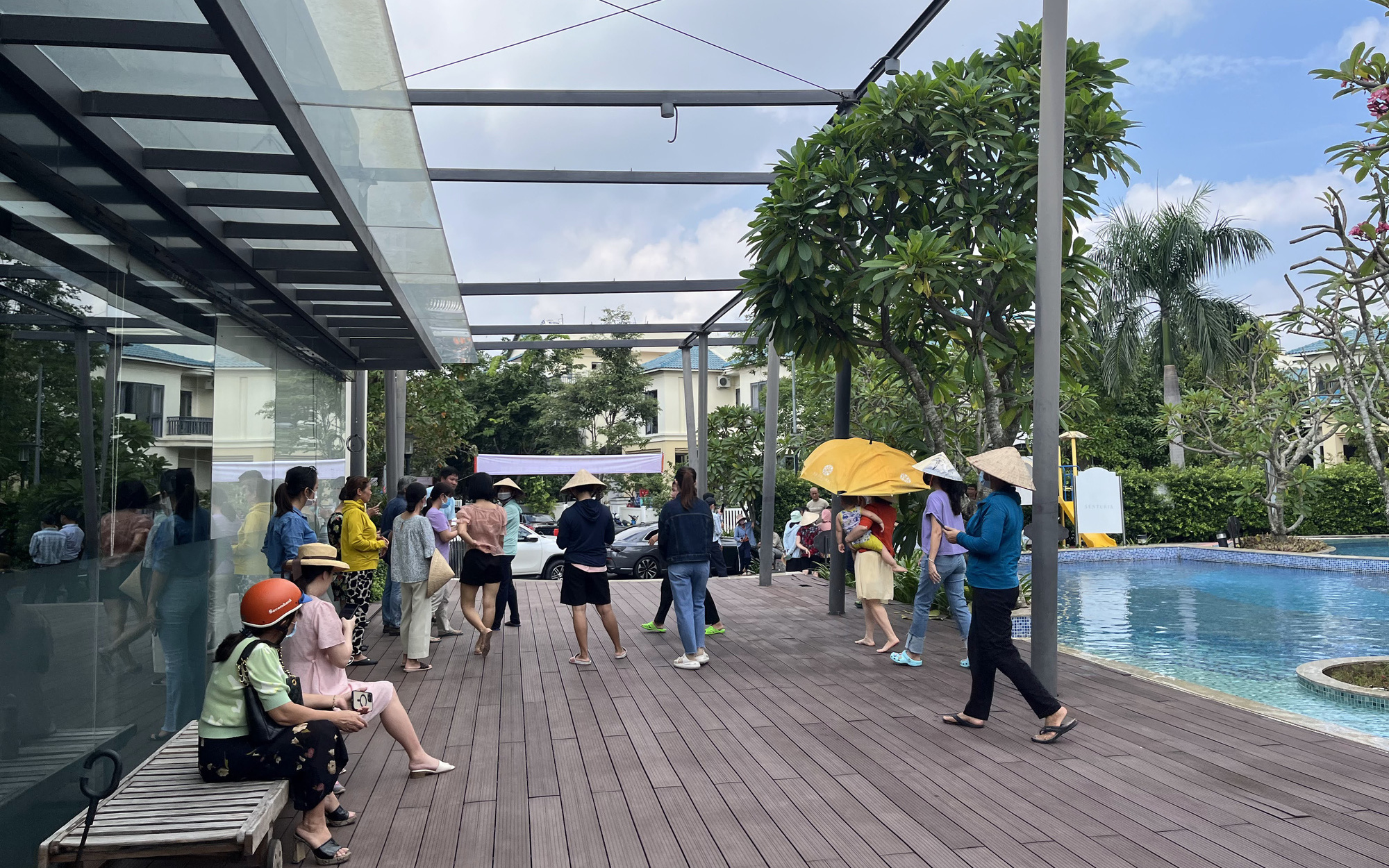 Tháo dỡ hồ bơi, nhà câu lạc bộ khu dân cư Senturia Vườn Lài dù dân có đơn xin cho tồn tại- Ảnh 5. Vì sao hàng trăm hộ dân ký đơn xin cho công trình xây sai quy hoạch tồn tại?