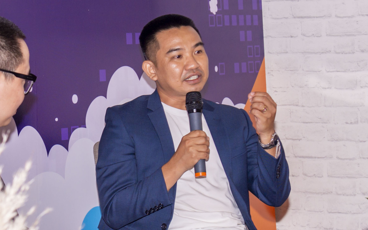 Gen Z giỏi bán hàng online nhất?- Ảnh 2. Viết sách dành cho những ai đang tìm lối đi kinh doanh online