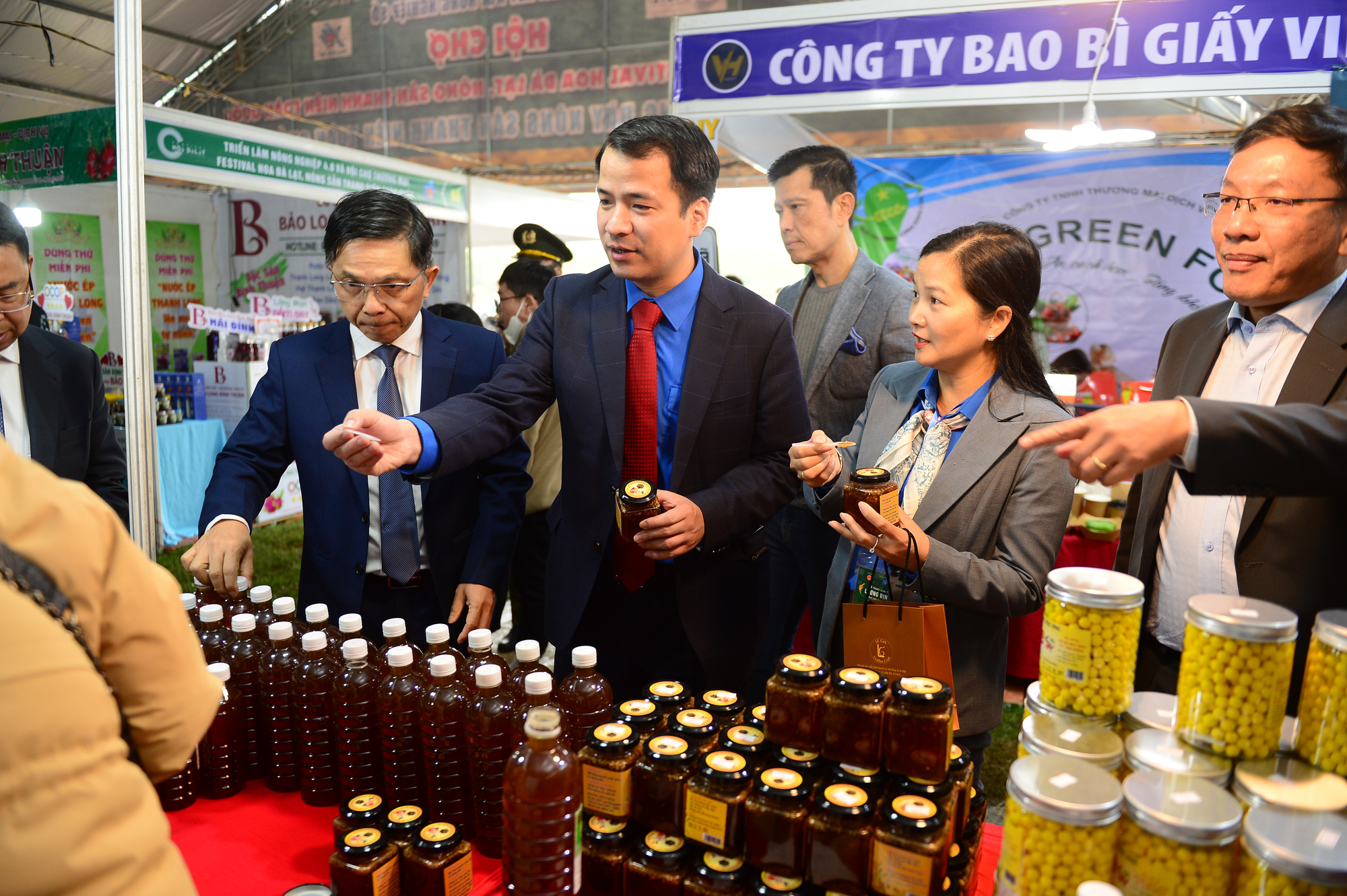 Mr. Ngo Van Cuong – Secretary and representatives of the Central Youth Union visited the 2022 Youth Startup booth within the framework of the Luong Dinh Cua Award – Photo: Duong Trieu