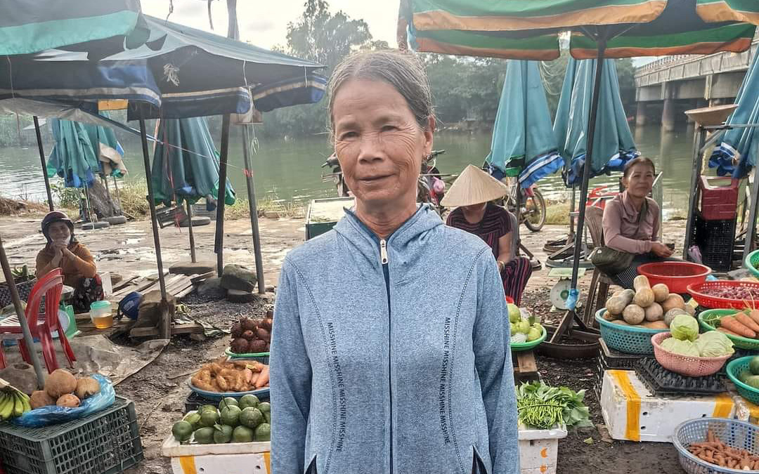 Nữ công nhân quét rác nhặt 100 triệu đồng trên đường, trả lại người đánh rơi- Ảnh 2. Nữ lao công quét chợ nhặt 30 triệu đồng, chờ người mất quay lại tìm