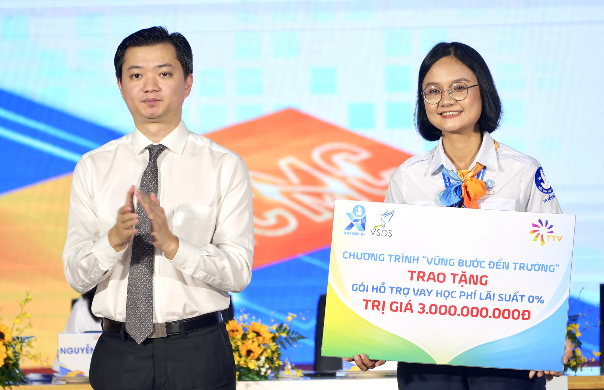 Chủ tịch Hội Sinh viên Việt Nam Nguyễn Minh Triết (trái) trao hỗ trợ  3 tỉ đổng để Hội Sinh viên TP.HCM triển khai gói hỗ trợ vay học phí  lãi suất 0% - Ảnh: HỮU HẠNH