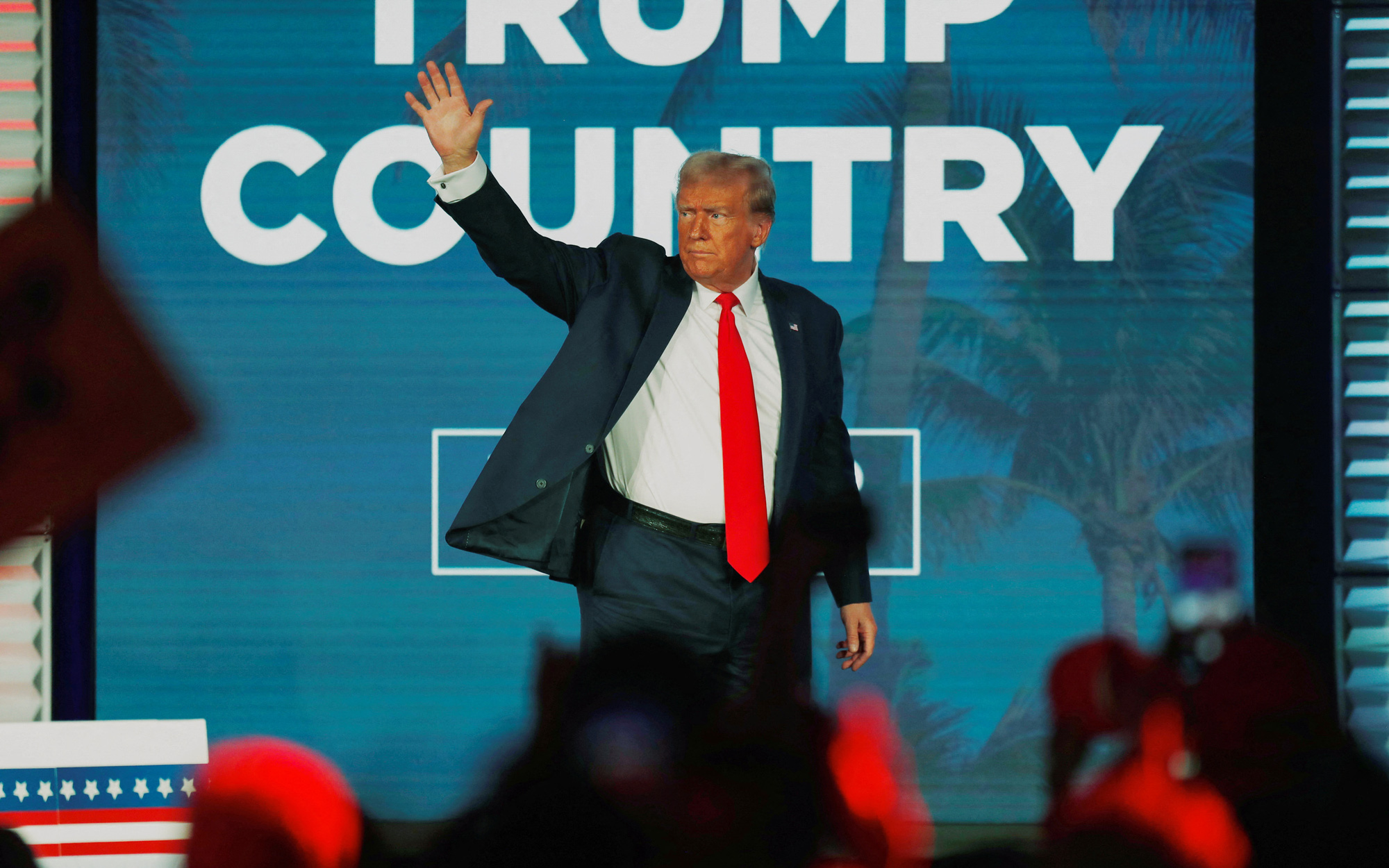Bầu cử tổng thống Mỹ 2024: Gió đã đổi chiều- Ảnh 2. Ông Trump dẫn trước ông Biden tại nhiều bang mang tính quyết định