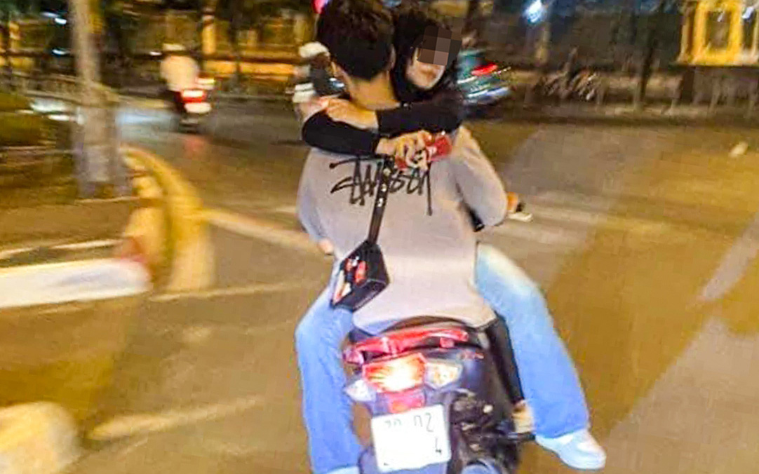 Nam sinh lái xe máy chở bạn gái đi chơi trong tư thế