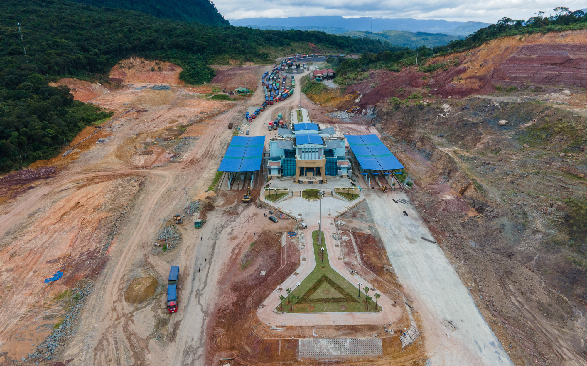 Xe tải lao xuống cầu, thùng xe chổng lên khiến đường lên cửa khẩu quốc tế bị tắc- Ảnh 4. Cửa khẩu quốc tế lầy lội như ruộng cày