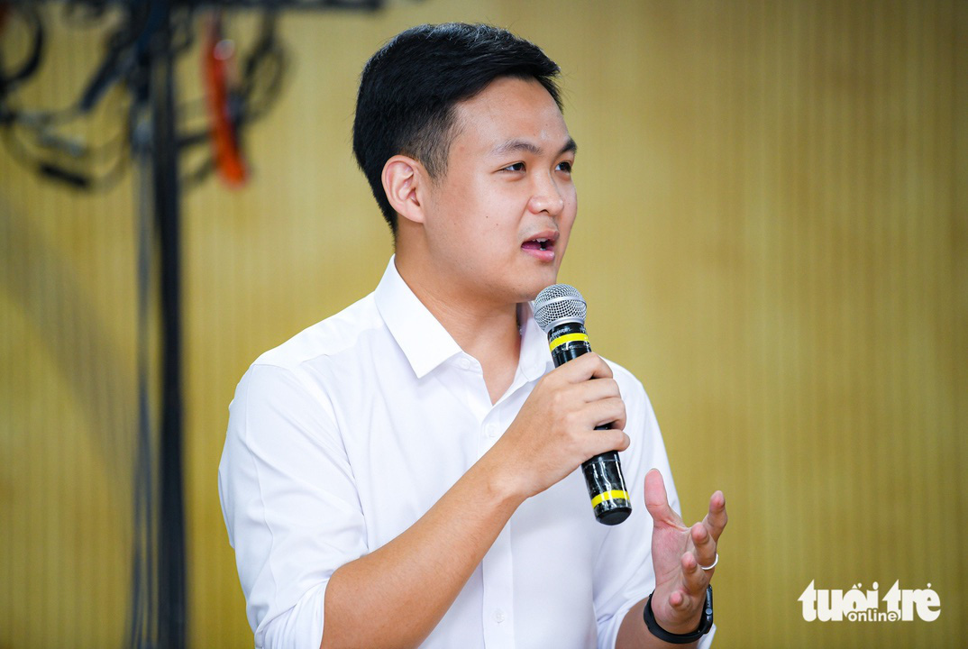 'Super intelligence' Ha Viet Hoang asked a question about attracting talented students to the Central Standing Committee of the Vietnam Student Union in a dialogue with members and Vietnamese students - Photo: Nam Tran