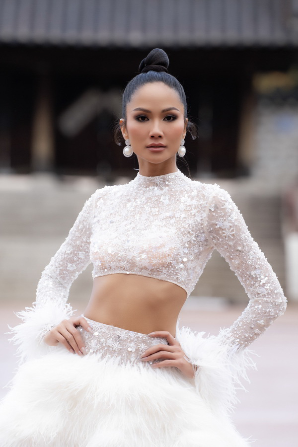 Hoa hậu H'hen Niê trong trang phục của NTK Lê Thanh Hòa - Ảnh: TRUNG DŨNG