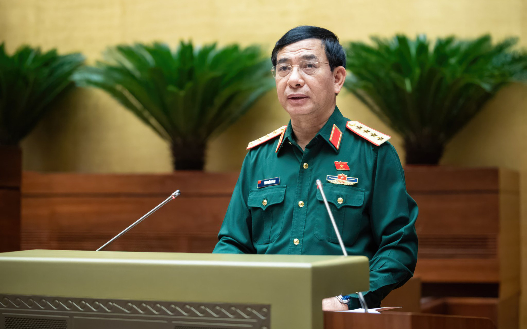 Đại tướng Phan Văn Giang: Phải có chính sách lương, thưởng, nhà ở thu hút chuyên gia quân sự- Ảnh 2. Đại tướng Phan Văn Giang trình dự luật liên quan công nghiệp quốc phòng, an ninh