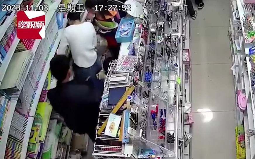Thanh niên tè bậy vào người cô gái trong cửa hàng mua sắm