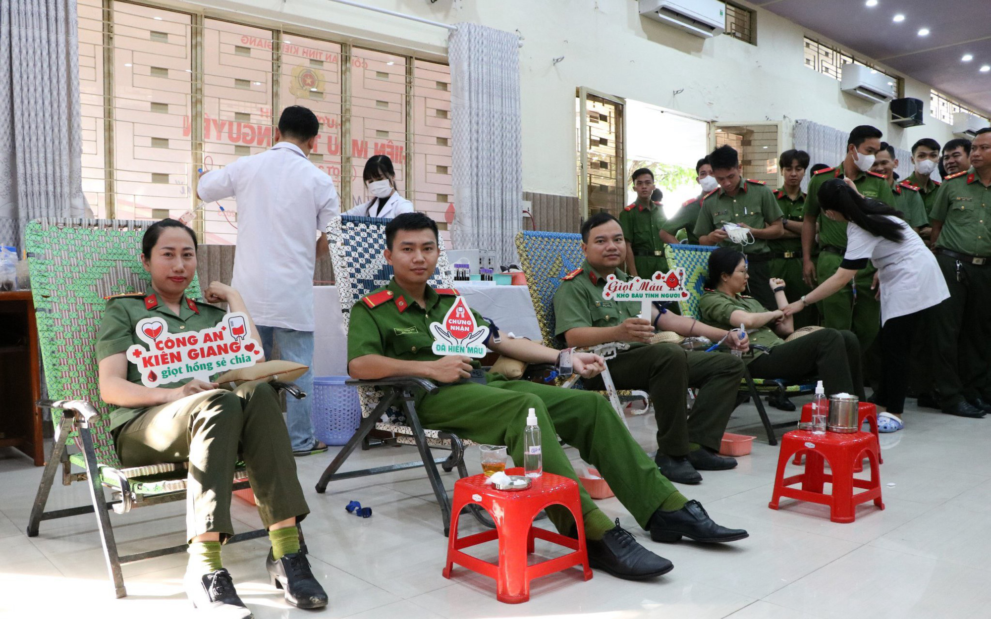 Hai đại úy Công an Kiên Giang kịp thời hiến máu cứu bệnh nhi  - Ảnh 3.