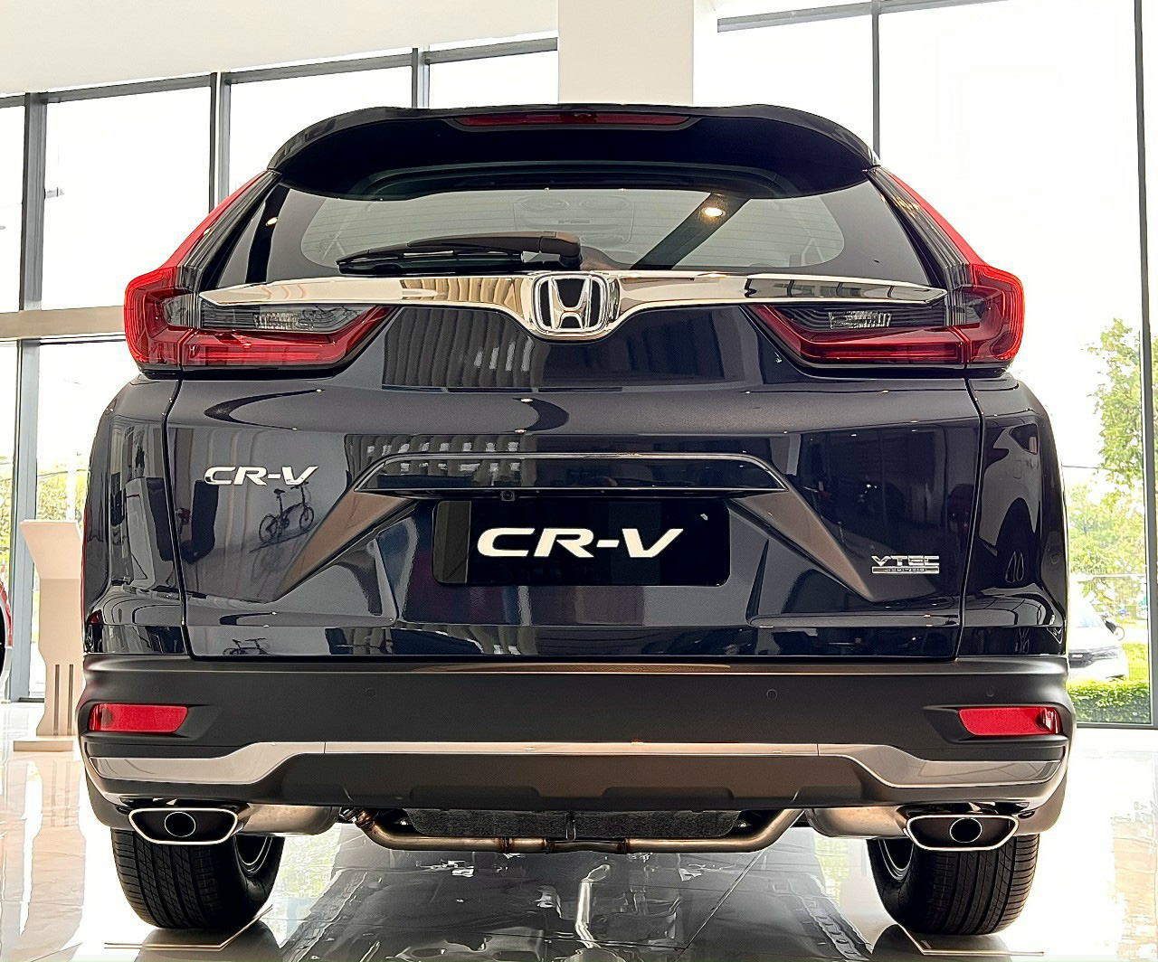 Honda CR-V の両世代の 1.5L エンジンは同様で、188 馬力、240 Nm のトルクを発生し、無段変速機を備えています。 旧型のLバージョンは前輪駆動のみでした。 新型モデルは前輪駆動か四輪駆動を選択できるが、価格は約2億ドン高い - 写真: Honda Dealership/Facebook