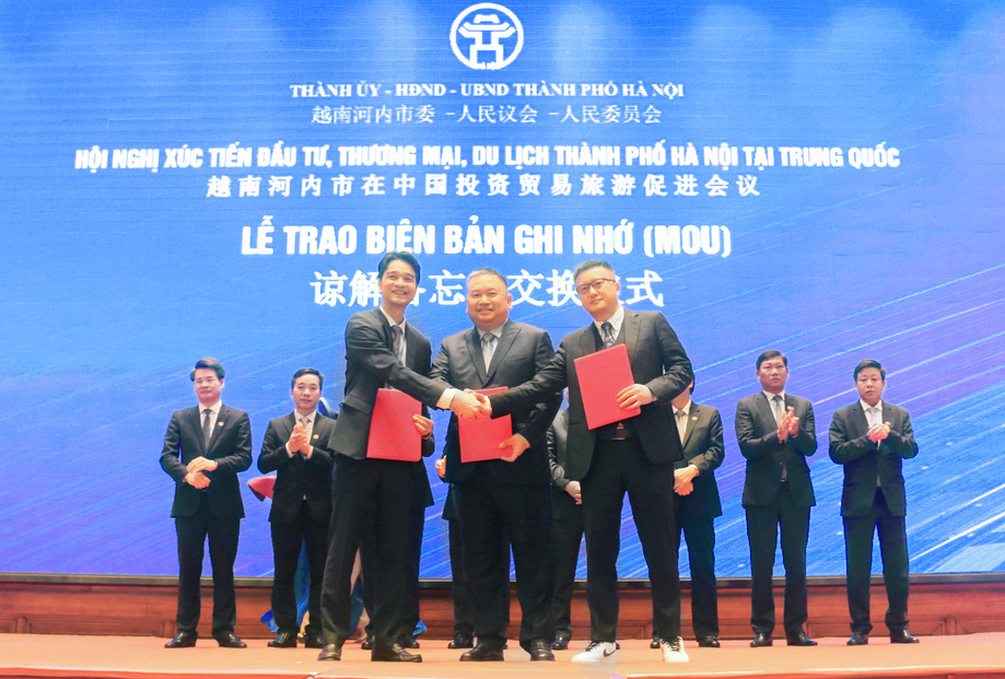 Mr. Vo Trung Hieu - Vinamilk International Business Director (far left) - signed a memorandum of understanding on yogurt distribution cooperation with 2 Chinese partners