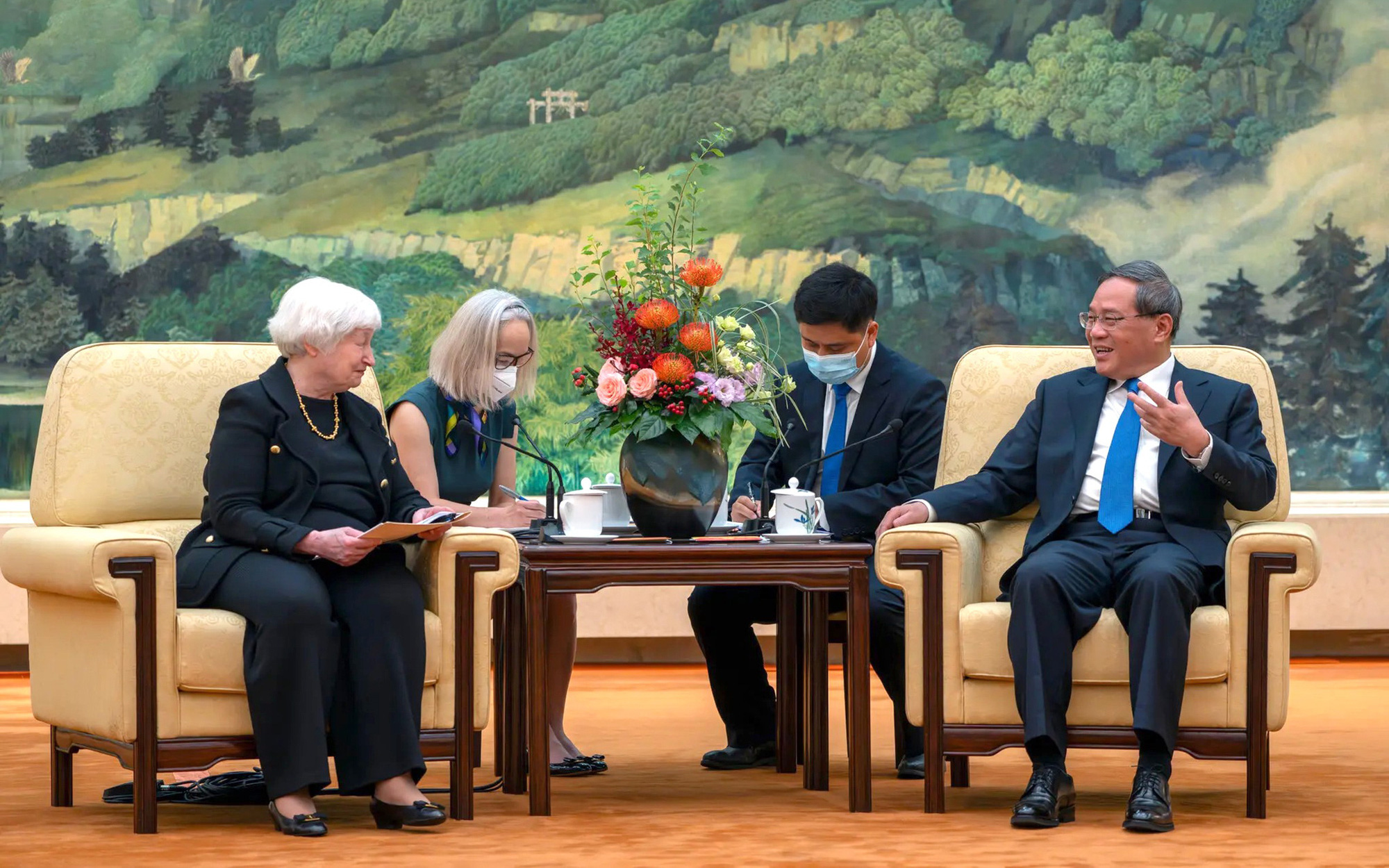 Khảo sát 'chọn Trung Quốc hay Mỹ': Câu trả lời từ các nước ASEAN- Ảnh 2. Vai trò xa lạ của Trung Quốc: Chủ nợ lớn nhất thế giới