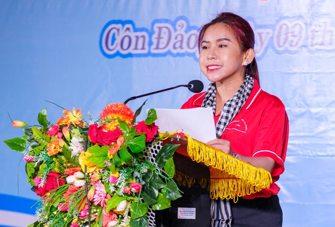 Nghệ sĩ Bình Tinh phát biểu xúc động - Ảnh: NGUYỄN HIỀN Nghệ sĩ Bình Tinh phát biểu xúc động - Ảnh: NGUYỄN HIỀN