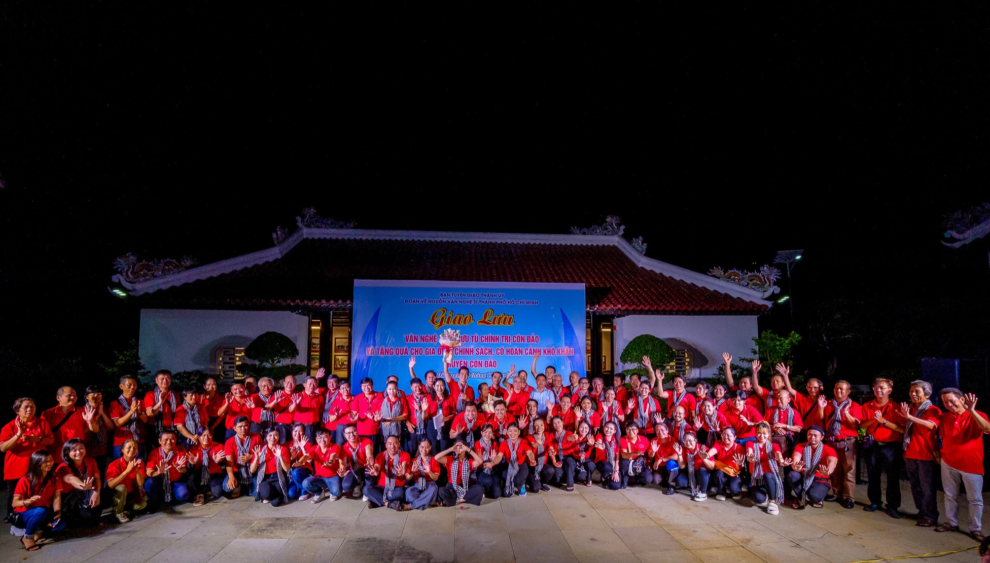 Đoàn văn nghệ sĩ tham gia hành trình "Côn Đảo - Vùng đất thiêng liêng của Tổ quốc" - Ảnh: NGUYỄN HIỀN Đoàn văn nghệ sĩ tham gia hành trình "Côn Đảo - Vùng đất thiêng liêng của Tổ quốc" - Ảnh: NGUYỄN HIỀN