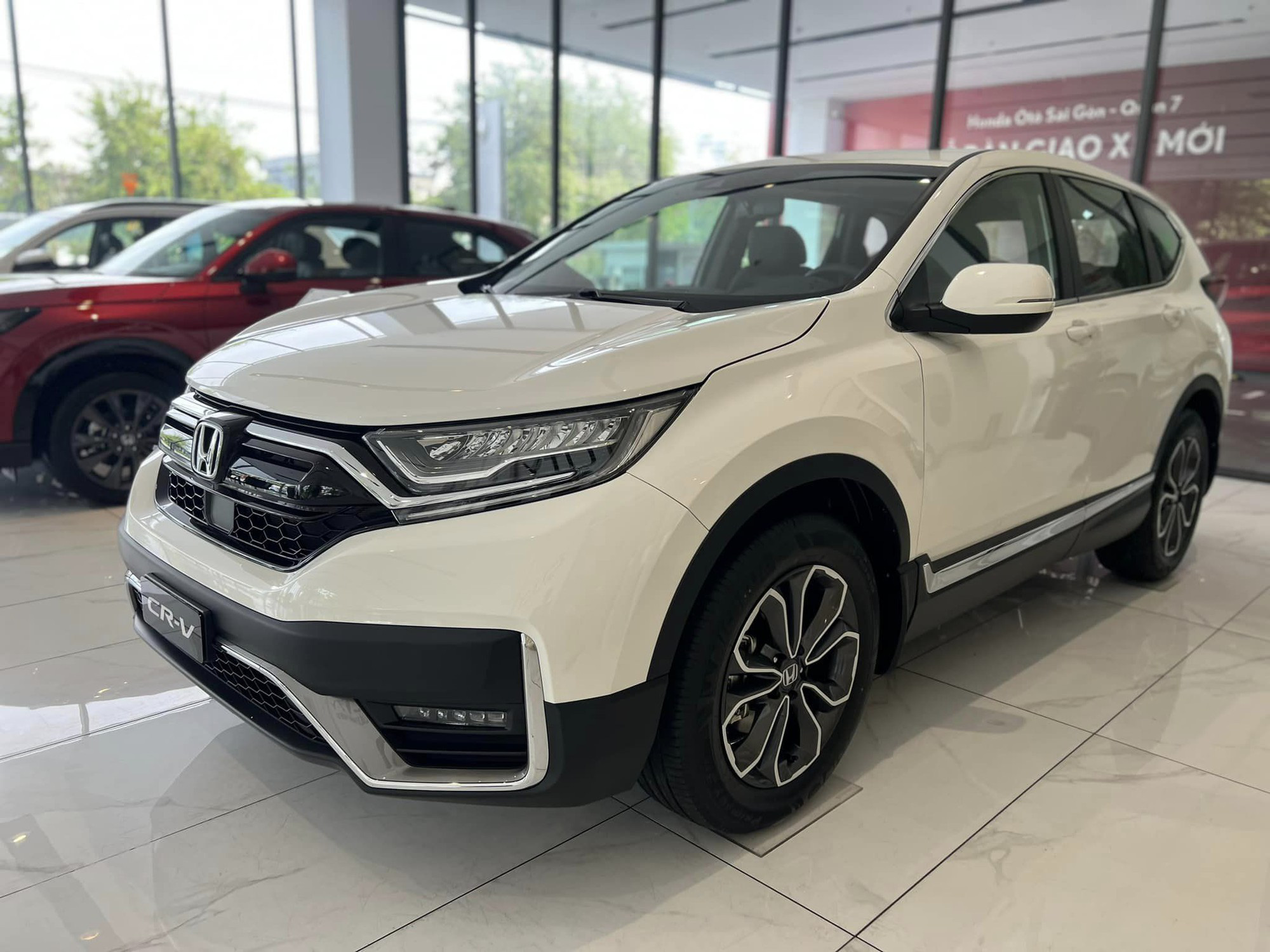 自動車価格ニュース:倉庫から持ち出されたホンダCR-V 2023が1億6500万に減少 - 写真1。 ホンダ CR-V の旧世代は、在庫を増やして新世代のためのスペースを空けるために、ディーラーによって大幅に値引きされています。 - 写真: ホンダディーラー/Facebook