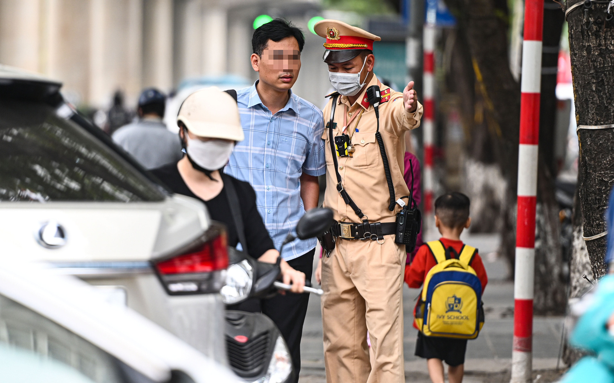 Nhiều người đi bộ bị cảnh sát giao thông xử phạt vì sang đường "bất chấp"