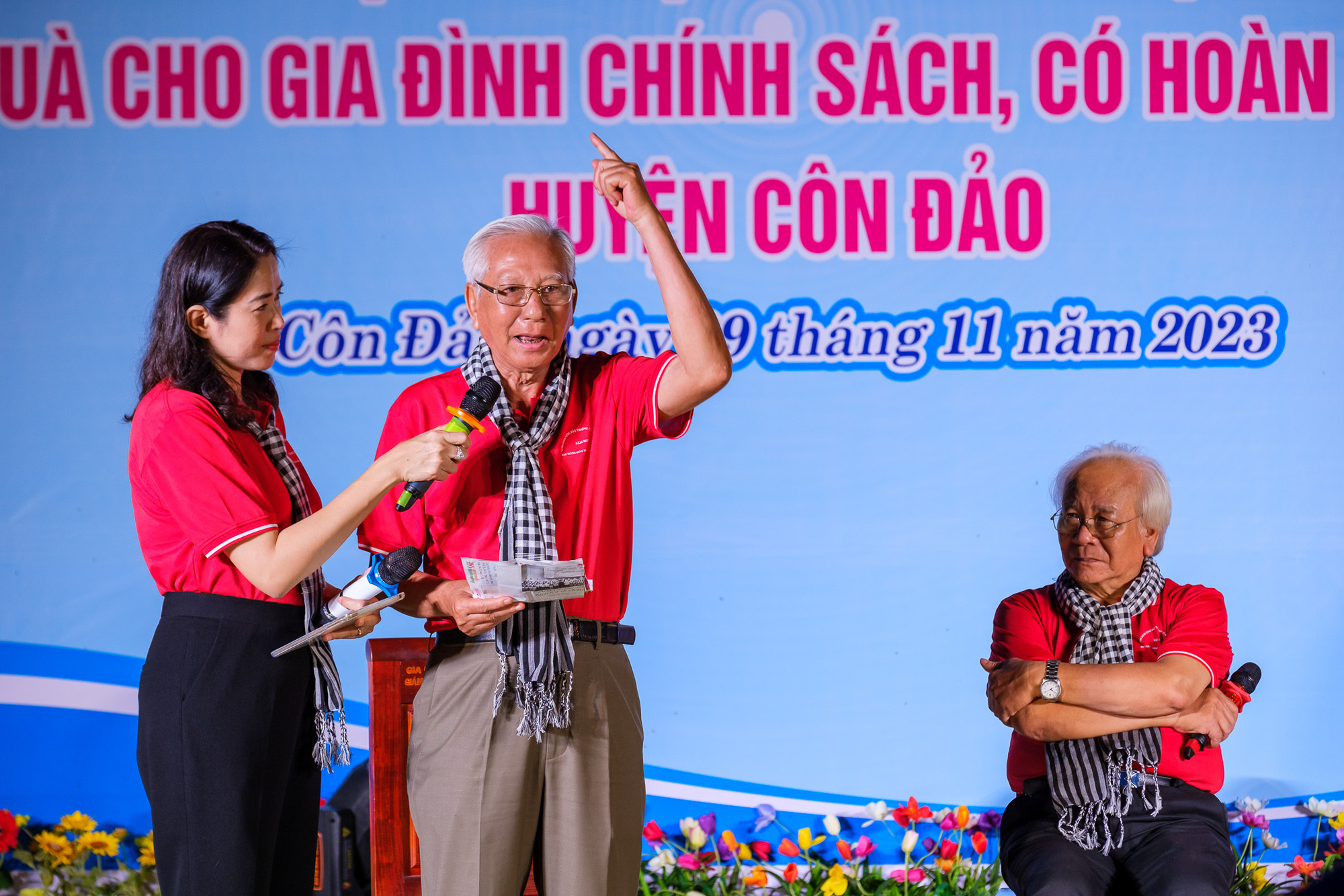 Giao lưu với soạn giả Cao Đức Trường (đứng) và nhạc sĩ Trần Xuân Tiến - Ảnh: NGUYỄN HIỀN Giao lưu với soạn giả Cao Đức Trường (giữa) và nhạc sĩ Trần Xuân Tiến - Ảnh: NGUYỄN HIỀN