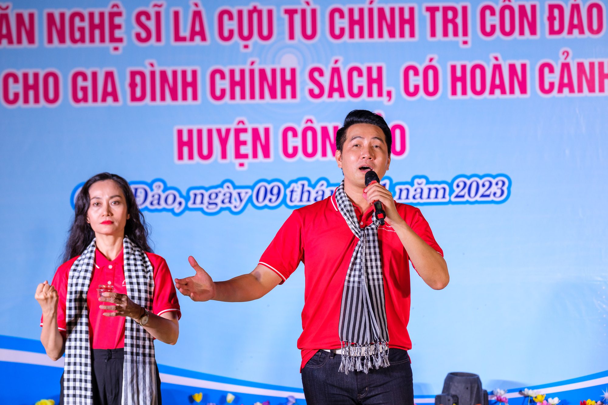 Nguyễn Phi Hùng hát ca khúc Hồn thiêng bất tử - Ảnh: NGUYỄN HIỀN