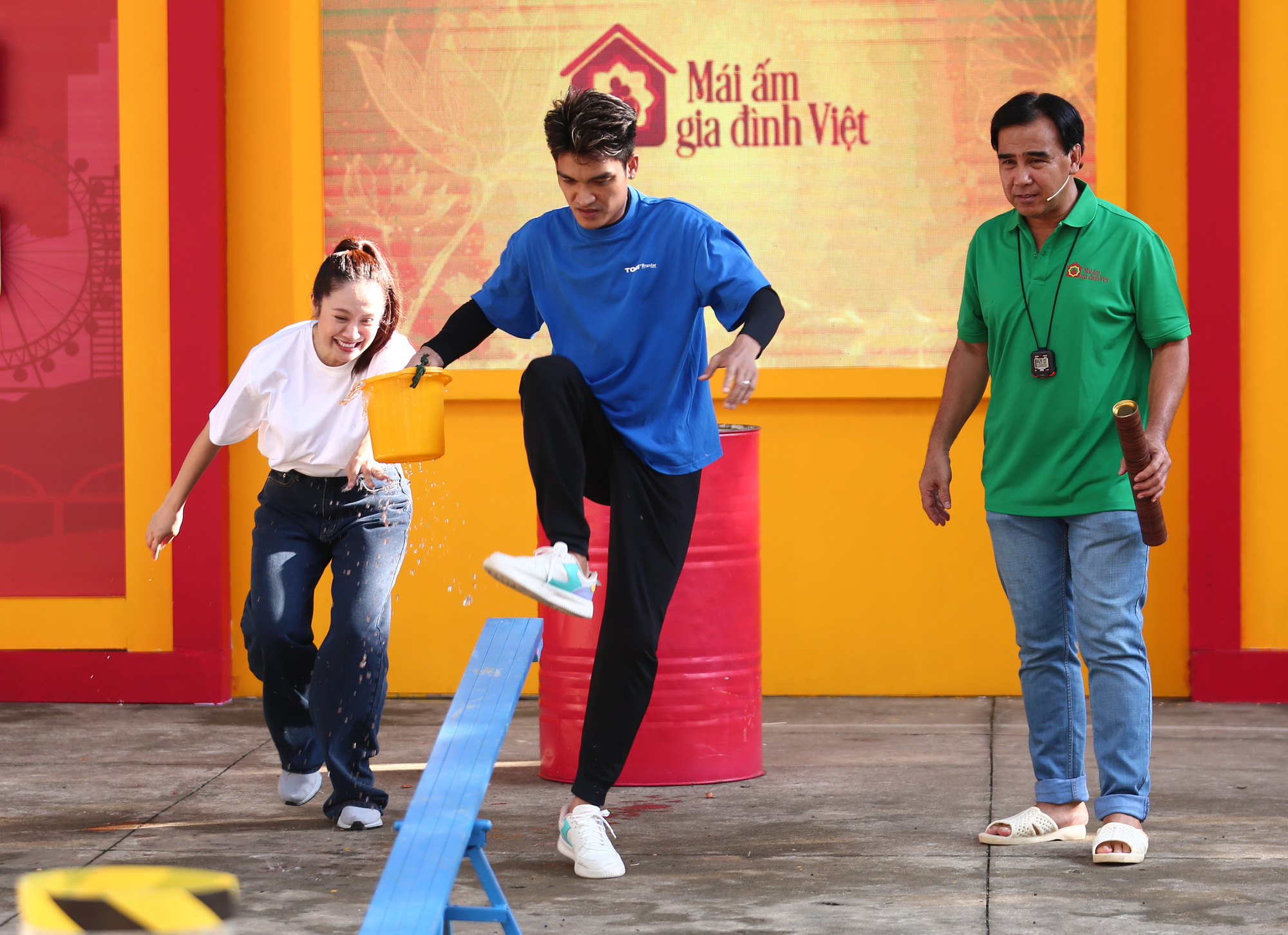 ベトナムの実家にいる俳優のタイン・トゥイとマック・ヴァン・コア - 写真: BTC ベトナムの実家にいる俳優のタイン・トゥイとマック・ヴァン・コア - 写真: BTC