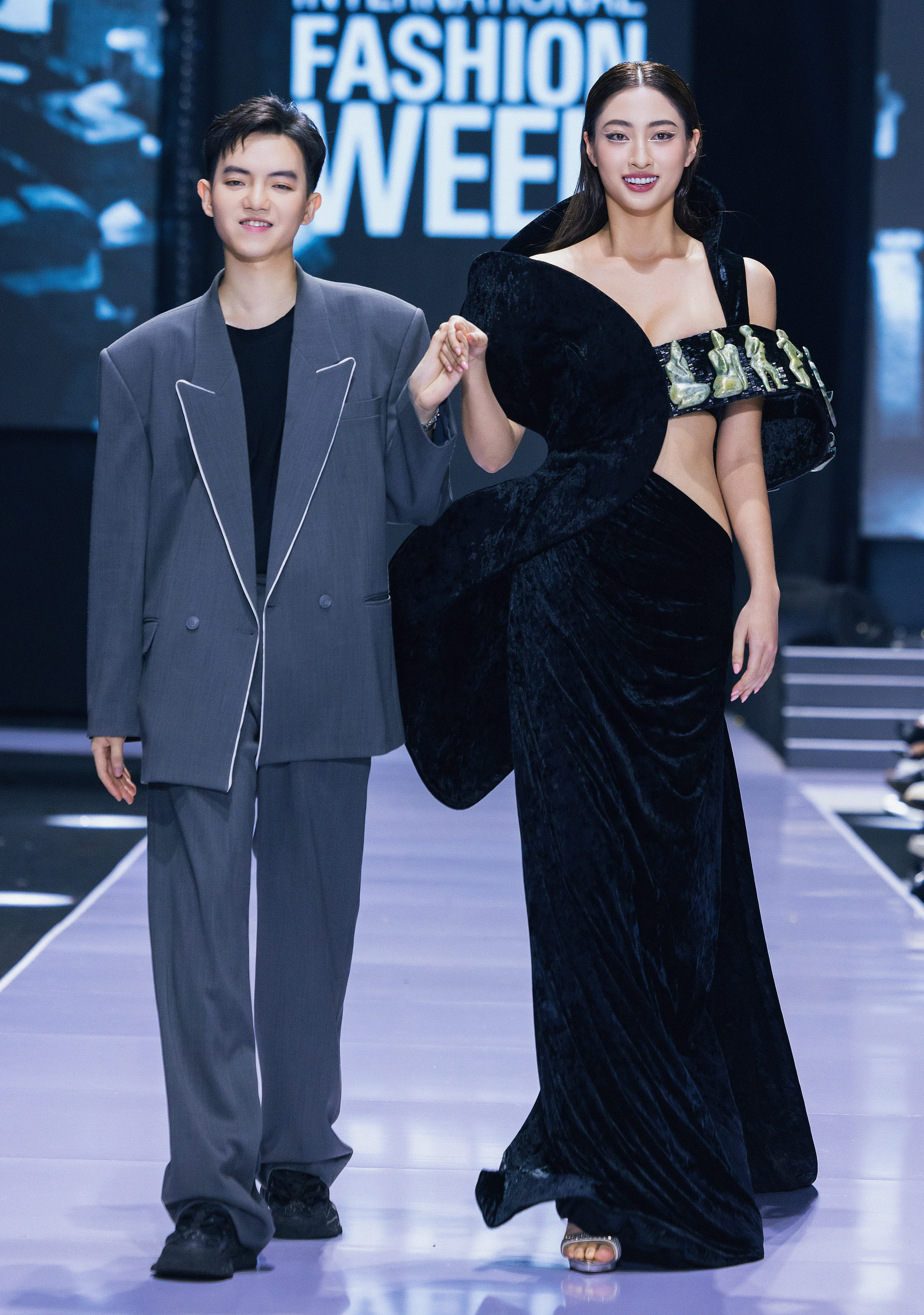 ファッションショー中のデザイナーのファン・ダン・ホアンとビューティークイーンのルオン・トゥイ・リン - 写真: BTC ファッションショー中のデザイナーのファン・ダン・ホアンとビューティークイーンのルオン・トゥイ・リン - 写真: BTC