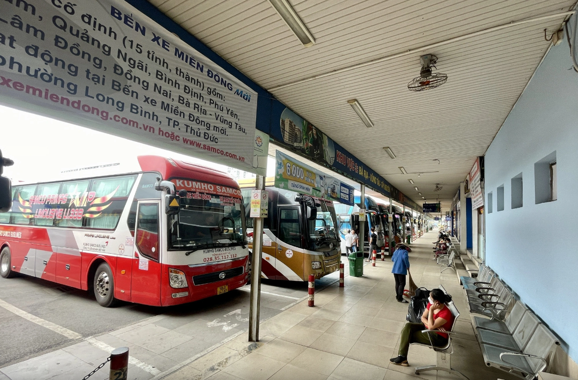 Passenger buses run at the old Mien Dong bus station in Ho Chi Minh City - Photo: Chau Tuan