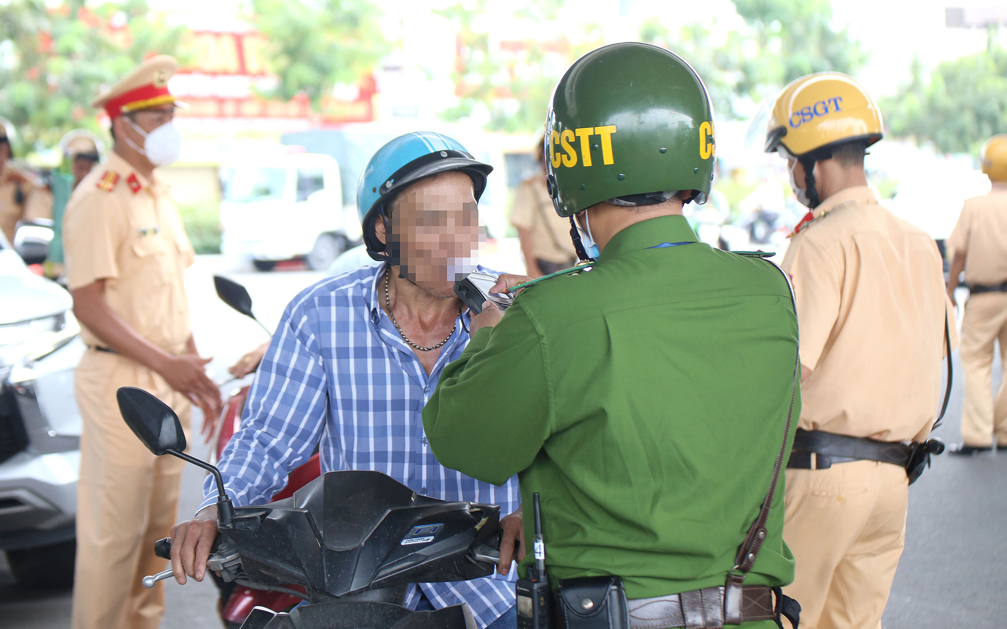Cảnh sát lập chốt ban ngày, phạt cả chục trường hợp vi phạm nồng độ cồn- Ảnh 5. TP.HCM: Sẽ đo nồng độ cồn cả ngày lẫn đêm đến gần Tết