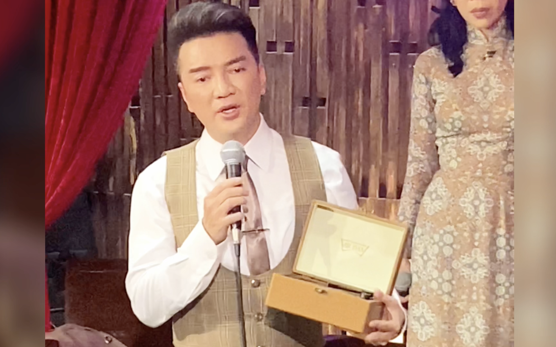 Đàm Vĩnh Hưng bán "máy hát" bạc triệu, sao Việt hối hả "chốt đơn"