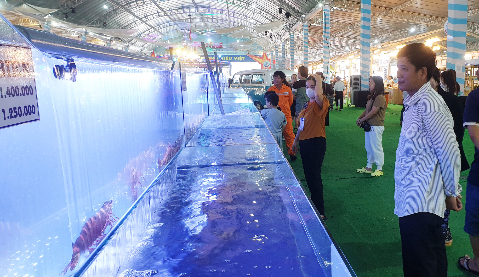 Năm 2025 sẽ có 5.000 tấn tôm Cà Mau được tiêu thụ thông qua chuỗi liên kết- Ảnh 2. Khai mạc Festival tôm Cà Mau