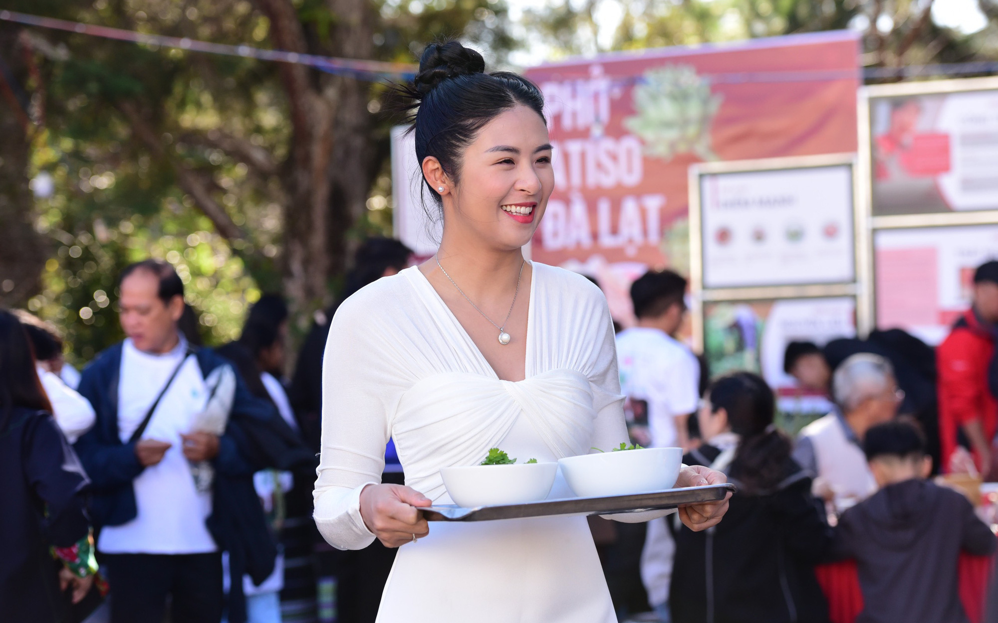 Trình diễn 200 bộ thời trang tơ lụa tôn vinh cảnh đẹp Đà Lạt- Ảnh 8. 11.000 tô phở nấu xuyên đêm phục vụ thực khách phố núi Đà Lạt