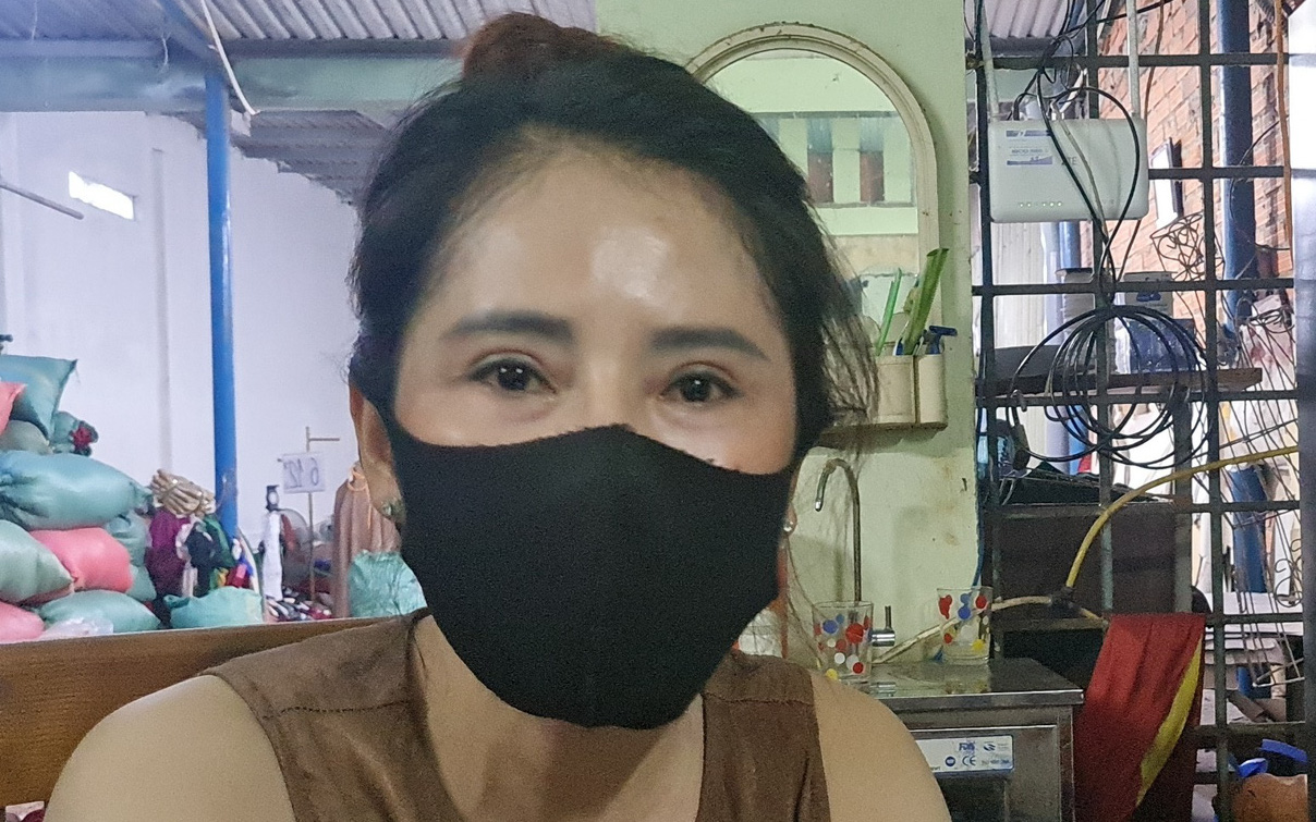 Chủ shop tặng quà, tiền cho bé gái 