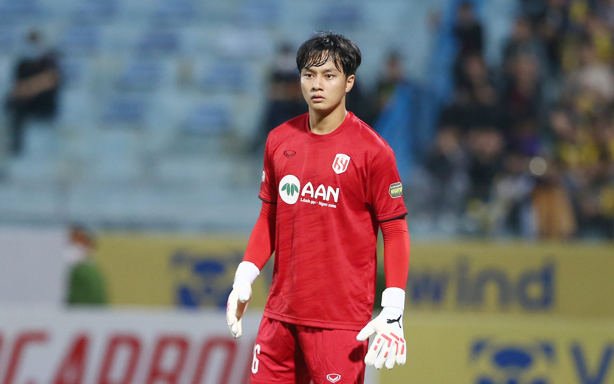 V-League 2023-2024: Bóng đá thời khó khăn- Ảnh 5. Cao Văn Bình, thủ môn trẻ nhất V-League, nói gì sau lần đầu bắt chính?