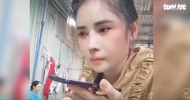 Chủ shop tốt bụng tặng quà, tiền cho bé gái "bom" hàng: Ấm lòng hai chữ tình người