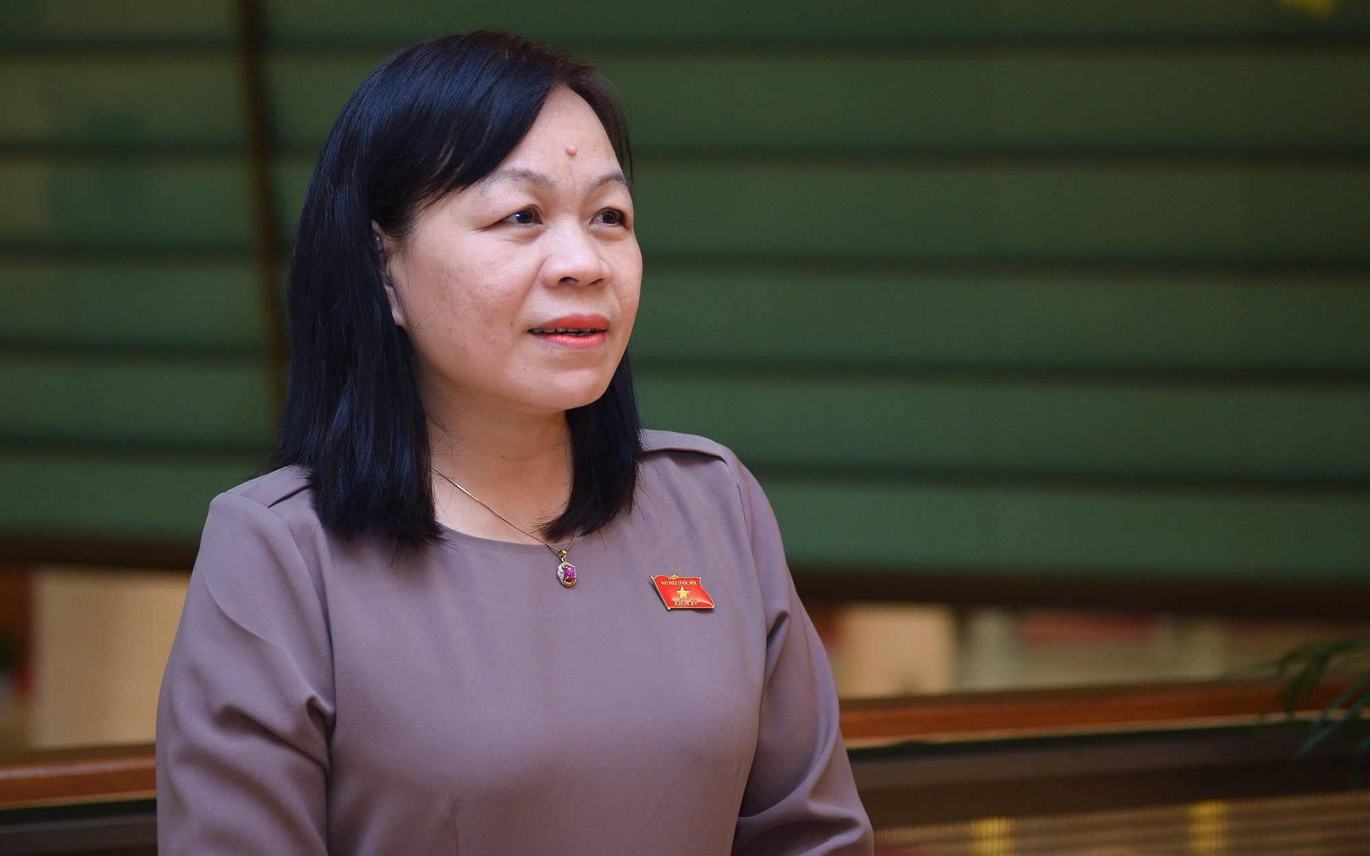 Ba người cứu cuộc đời tôi- Ảnh 6. Vụ cô giáo bị học sinh nhốt, ném dép: Cái uy của giáo viên với học sinh đang mất dần?