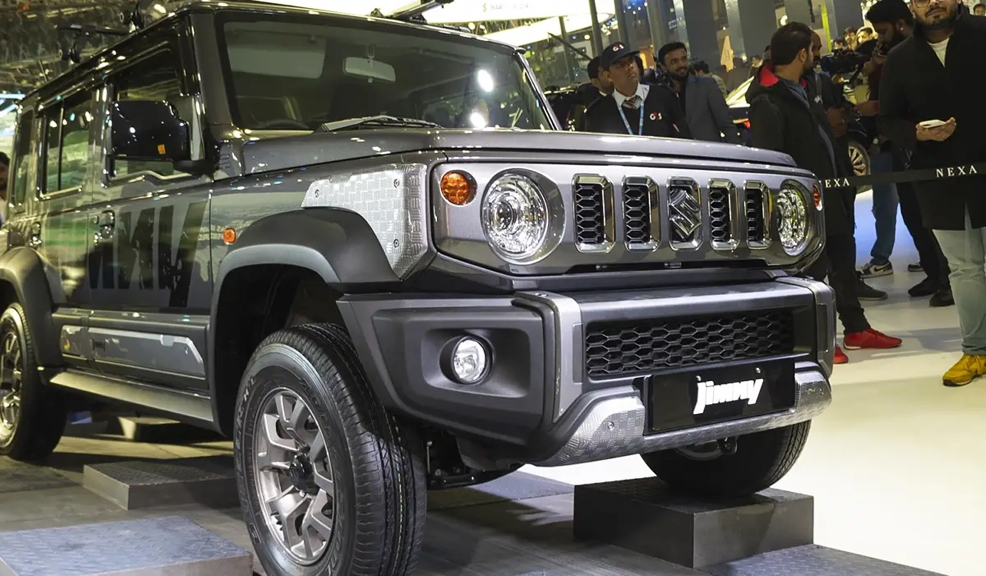 Suzuki Jimny có phiên bản giá rẻ: Ít tiền, lại cá tính hơn- Ảnh 3. Suzuki Jimny có phiên bản giá rẻ: Ít tiền, lại cá tính hơn- Ảnh 3.