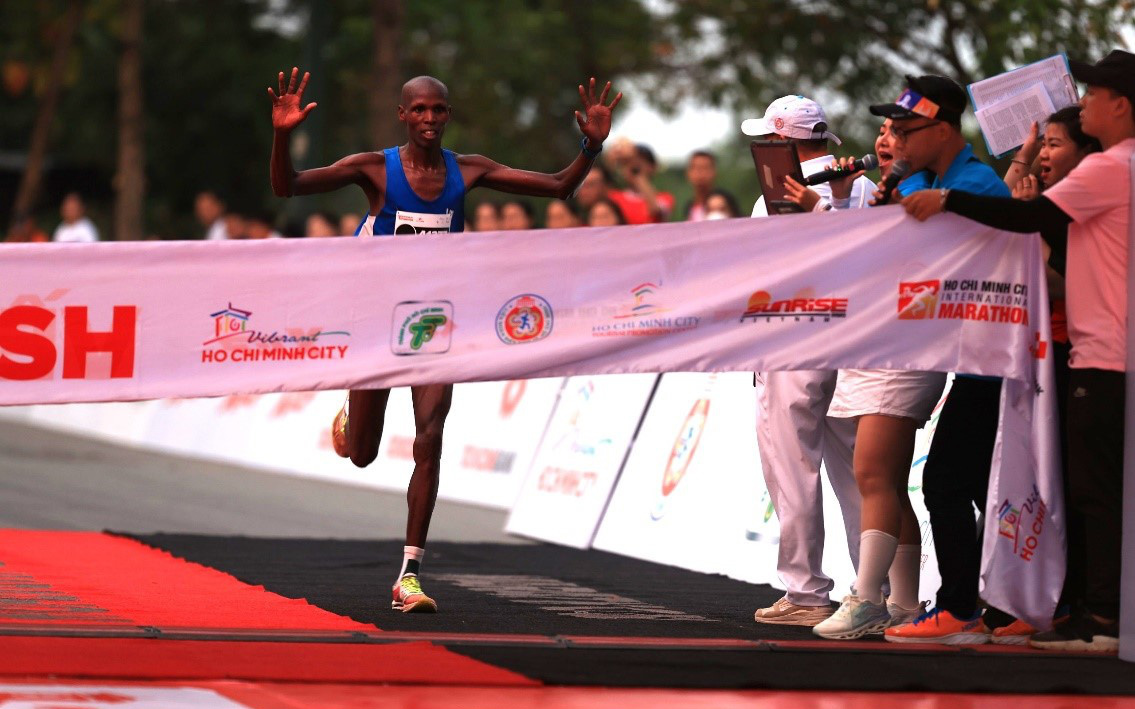 Nữ runner Việt Nam ghi dấu ấn ở Giải marathon quốc tế TP.HCM Techcombank 2023- Ảnh 2. Techcombank Marathon 2023 đạt kỉ lục với hơn 15.000 người tham dự