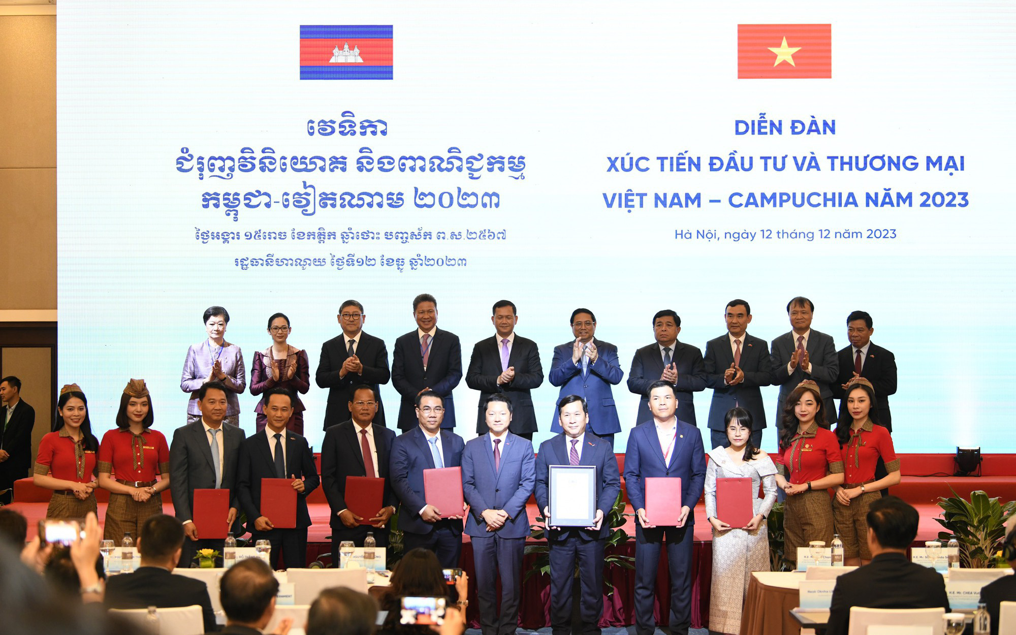 Thủ tướng Hun Manet chụp ảnh giúp du khách nước ngoài, được khen 'nhiếp ảnh gia có tâm'- Ảnh 7. Ông Hun Manet: Việt Nam, Campuchia có tiềm năng hợp tác lớn vì chung chuỗi cung ứng sản xuất