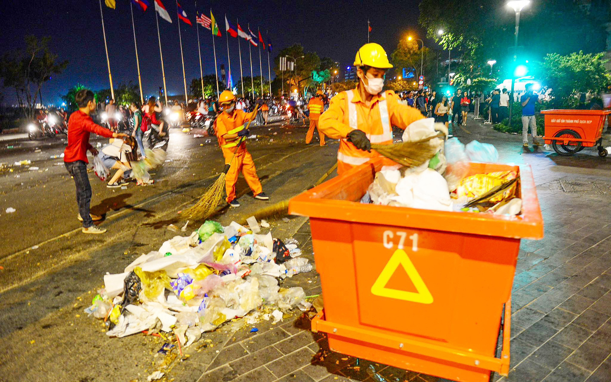 Sau đêm Giáng sinh, phố đi bộ Nguyễn Huệ lại ngập rác- Ảnh 9. Đêm cuối tuần với công nhân quét rác