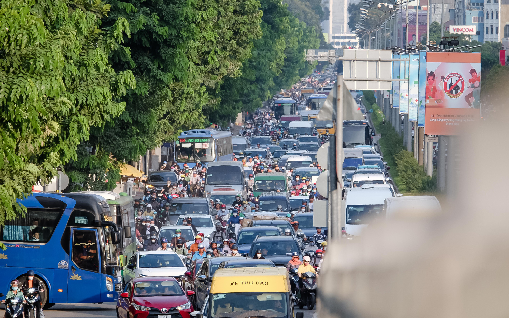 Phó chủ tịch TP.HCM kiểm tra hầm chui giải tỏa kẹt xe cửa ngõ Tân Sơn Nhất- Ảnh 3. Ám ảnh cảnh kẹt xe trên con đường quá tải nhất TP.HCM