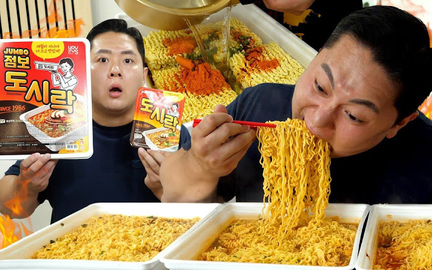 Choáng với hộp mì "siêu to khổng lồ" 8 người ăn mới hết