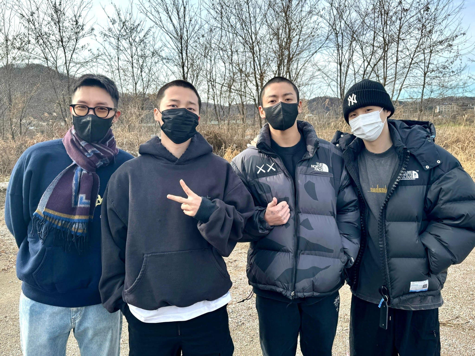 Jungkook e Jimin, do BTS, se alistaram no exército em dezembro de 2023 - Foto: Big Hit Jungkook và Jimin (giữa) của BTS nhập ngũ vào tháng 12-2023 - Ảnh: Bighit