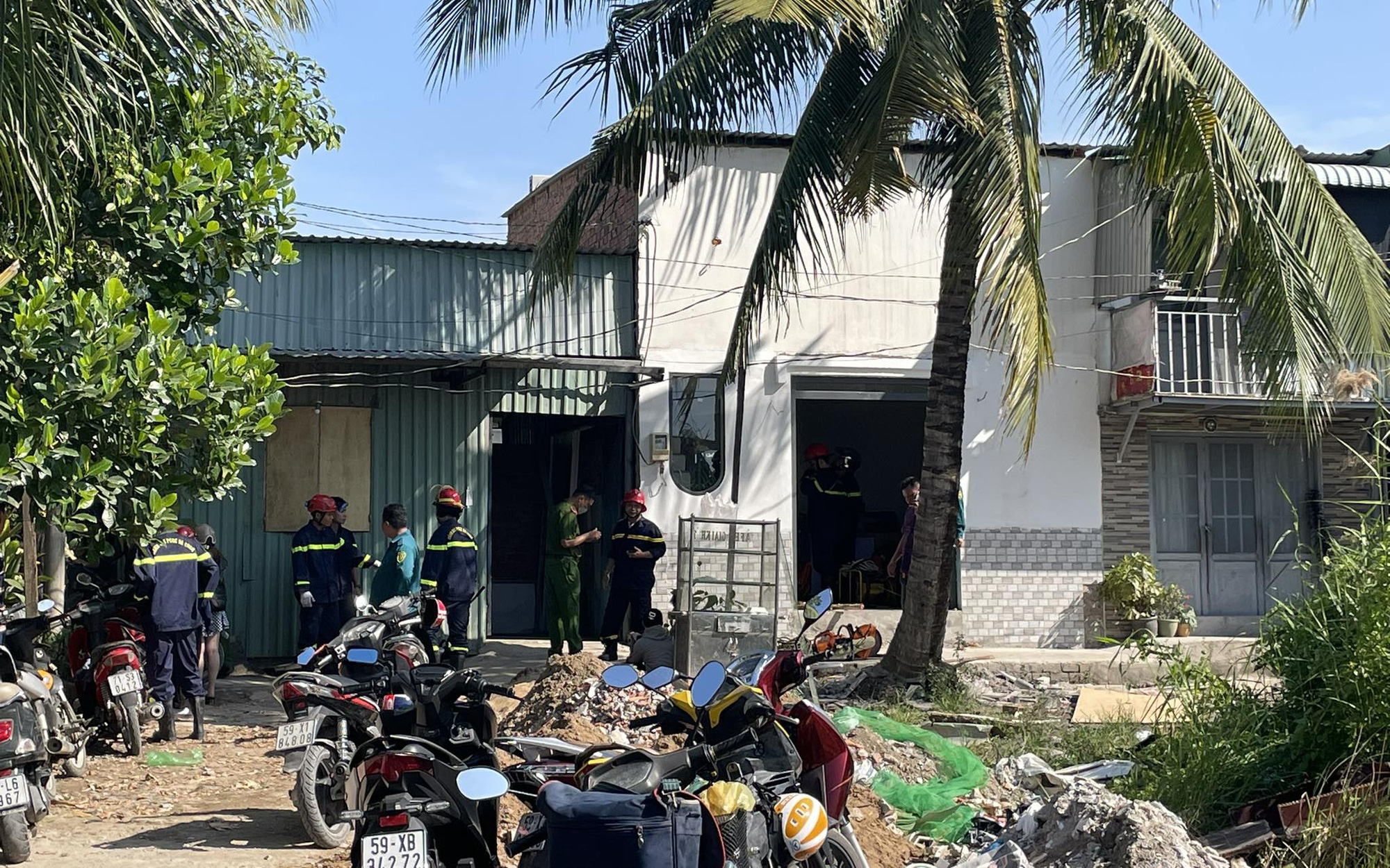 Sập mái nhà ở Thái Bình khiến một người chết, nhiều người bị thương- Ảnh 2. Sập nhà đang xây ở Thủ Đức, một người chết