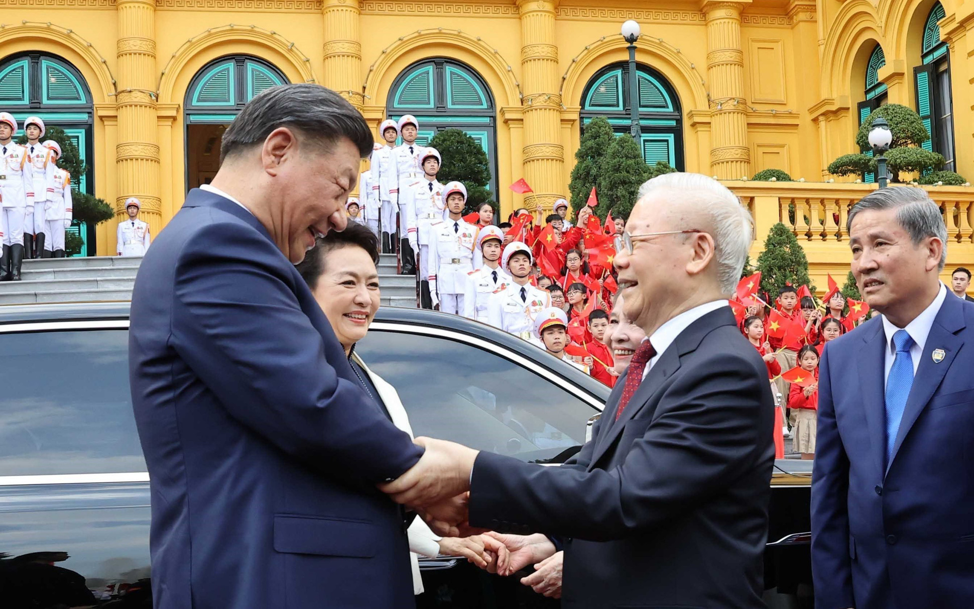 Những hình ảnh ấn tượng ngày đầu tiên Tổng bí thư, Chủ tịch Tập Cận Bình thăm Việt Nam- Ảnh 17. Tổng bí thư Nguyễn Phú Trọng chủ trì lễ đón cấp nhà nước Tổng bí thư, Chủ tịch Tập Cận Bình