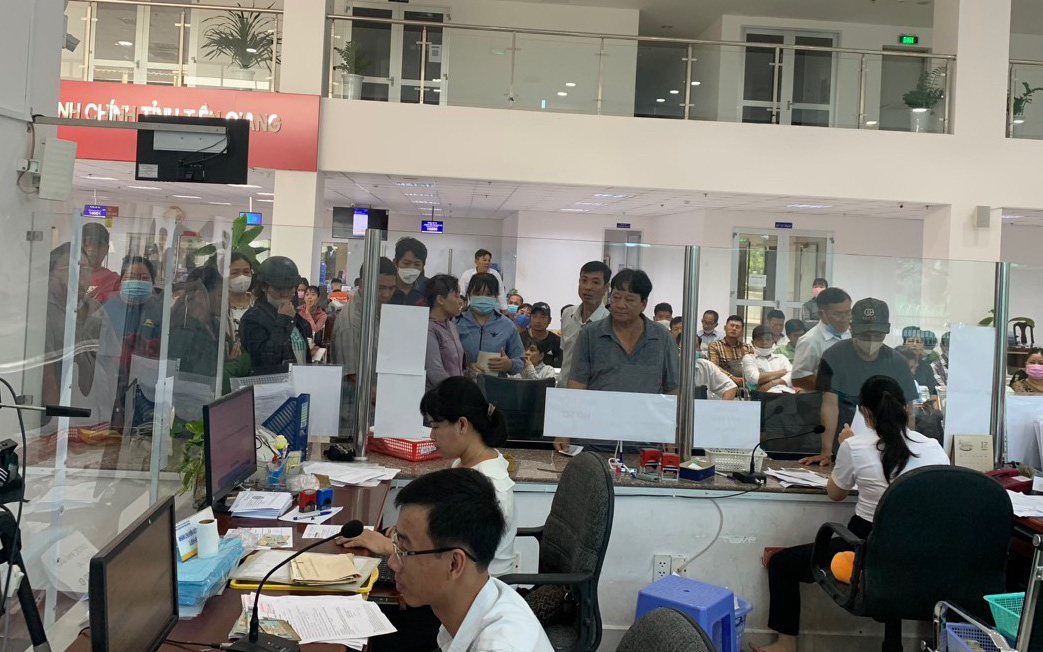 Không có quy định bắt buộc đổi giấy phép lái xe bằng giấy bìa sang thẻ nhựa- Ảnh 2. Người dân ùn ùn đi đổi giấy phép lái xe vì tin đồn