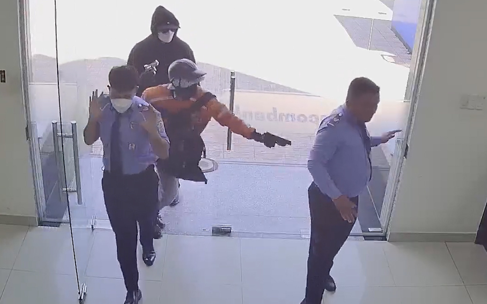 Công an tỉnh Khánh Hòa được đầu tư hệ thống camera giám sát cả ngày đêm- Ảnh 3. Công an TP.HCM đề xuất lắp camera nhận diện khuôn mặt ở ngân hàng