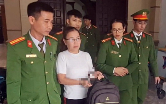 Bắt chủ trang ‘Cao Tuổi Bản Tin’ vì lợi dụng quyền tự do dân chủ- Ảnh 2. Bắt tạm giam một phụ nữ lợi dụng các quyền tự do, dân chủ