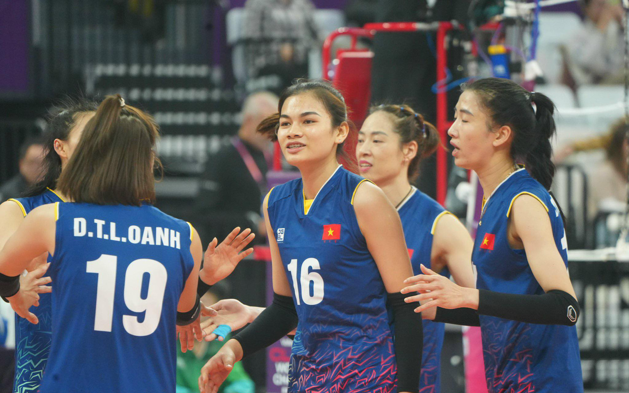 Bài học lớn cho bóng chuyền nữ Việt Nam- Ảnh 5. Bóng chuyền nữ Việt Nam thi đấu kiên cường ngày ra quân Giải CLB thế giới