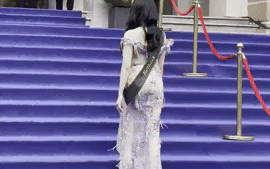 Các thí sinh Miss Earth 2023 trong trang phục truyền thống làm từ vảy cá, thảm tái chế- Ảnh 11. Ngã ở thảm xanh Miss Earth, Lan Anh vẫn thắng giải xuất hiện ấn tượng