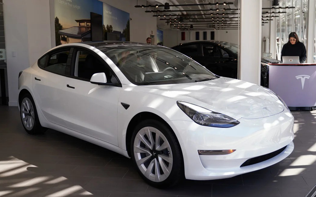 Elon Musk tuyên bố sắp trình làng taxi tự lái của Tesla- Ảnh 3. Tesla triệu hồi 2 triệu xe để giới hạn tính năng tự lái