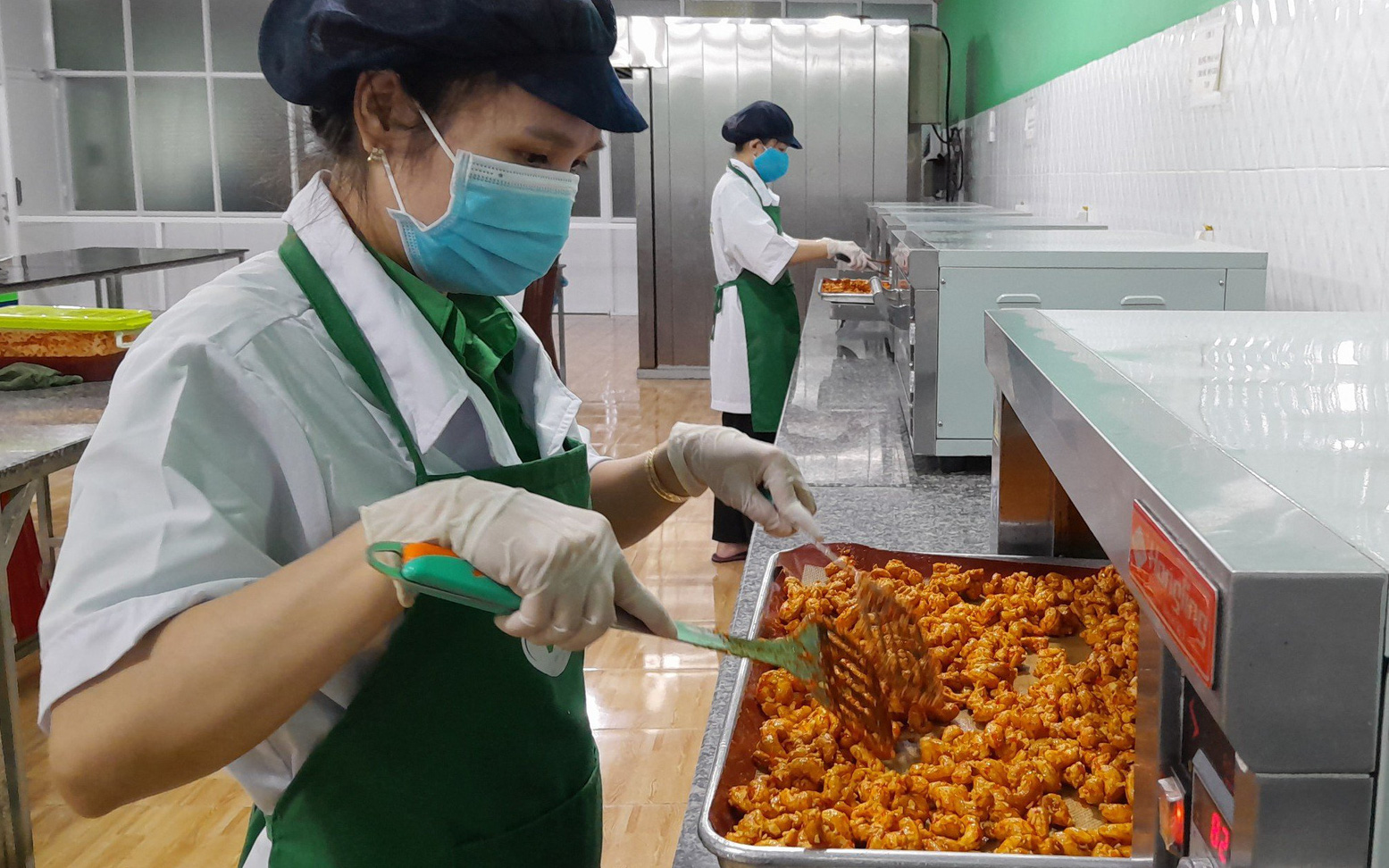 Hạt điều thô tăng giá 50%, doanh nghiệp Việt đau đầu vì bị 'xù' hợp đồng, nguy cơ lỗ nặng- Ảnh 2. Tiềm năng nâng cao giá trị kinh tế của vỏ lụa hạt điều